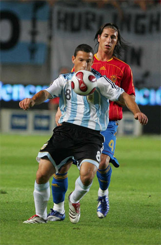Sergio Ramos y Maxi Rodríguez, durante el último España-Argentina