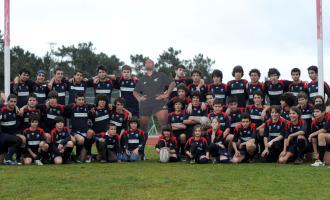 El equipo del Vigo Rugby posa con una foto de Jonah Lomu.
