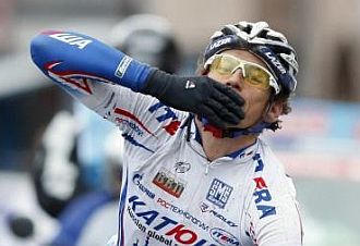 Pozzato celebra la victoria lanzando un beso al aire