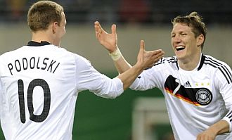 Podoslki y Schweinsteiger, durante el partido.