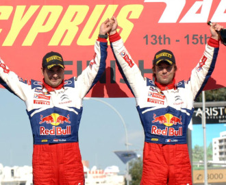 Sebastien Loeb y su copiloto, Daniel Elena, celebran su victoria en Chipre.