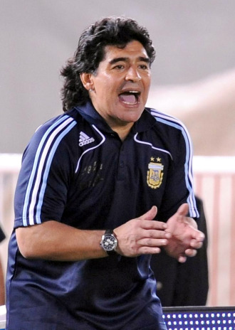 Maradona, dirigiendo a Argentina desde la banda