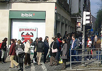 Desde primero hora de la maana se formaron largas colas ante los cajeros de la BBK en Bilbao