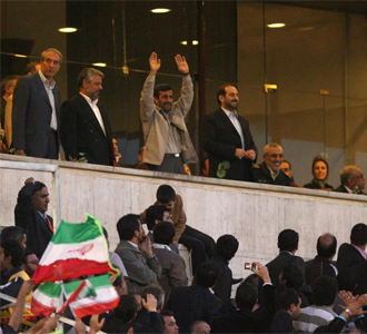 Ahmadineyad saluda a la aficin de Irn en el partido contra Arabia Saud.