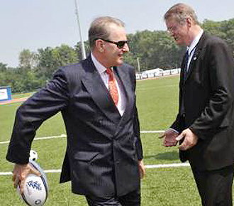 Jacques Rogge, presidente del COI, bromea con un baln de rugby con Bernard Lapasset, mximo mandatario de la IRB