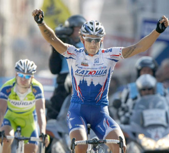 Filippo Pozzato celebra su victoria en Zottegem.