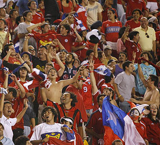Los seguidores chilenos celebran el tanto de su seleccin en Per.