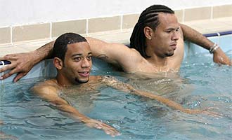 Marcelo y Luis Fabiano se relajan en una piscina en la concentracin brasilea.