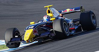 Jaime Alguersuari pilota su monoplaza en el circuito de Jerez.