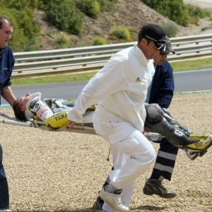Toseland es retirado de la pista en Jerez.