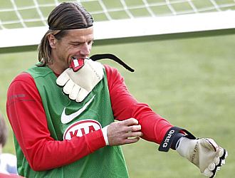 Coupet se ajusta los guantes durante un entrenamiento del Atltico de Madrid.