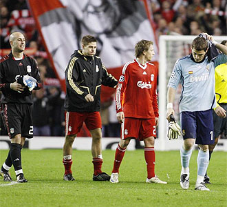 Reina, Gerrard y Casillas en Anfield.
