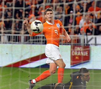 Huntelaar firm uno de los cuatro goles