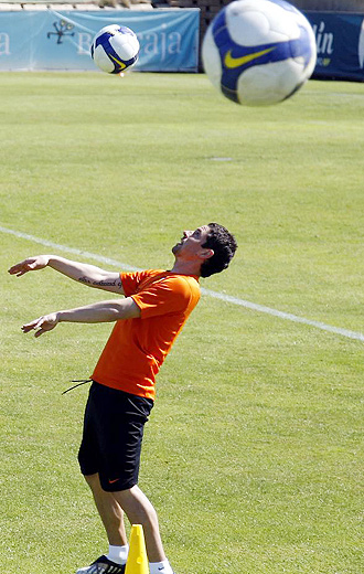 Del Horno practica con balones durante un entrenamiento del Valencia