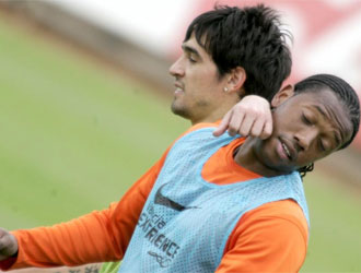 Vicente bromea con Manuel Fernandes durante un entrenamiento