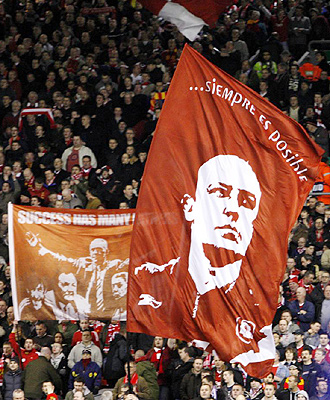 Rafa Bentez se ha convertido en un autntico dolo para la aficin del Liverpool, que le tiene dedicada una de sus grandes banderas que ondean en cada partido en el fondo 'The Kop'