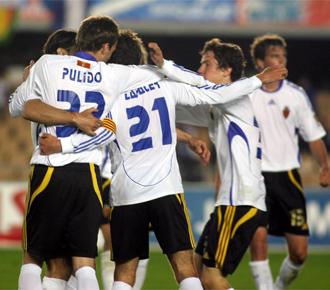 Los jugadores del Zaragoza celebran un gol en Chapn.
