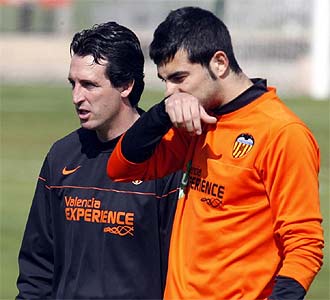 Albiol y Emery durante un entrenamiento del Valencia.