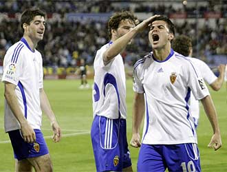 Braulio celebra su gol en presencia de Pavn y Arizmendi.