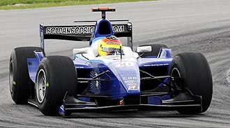 Roldán Rodríguez pilota el monoplaza del equipo Piquet en la primera carrera de Sepang.
