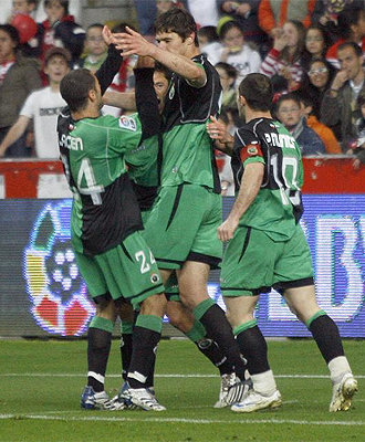 Nicola Zigic recibe las felicitaciones de sus compaeros tras su gol ante el Sporting