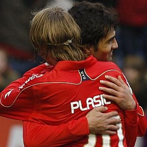 Masoud y Plasil celebran un gol de Osasuna