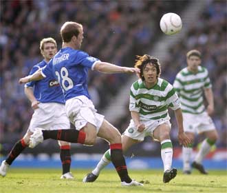 Steven Whittaker, del Rangers, y el japons Nakamura, del Celtic, durante la final de la Copa escocesa.