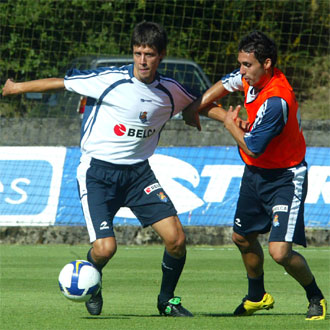 Aranburu (i) y Sergio Rodrguez durante un entrenamiento de la Real Sociedad.