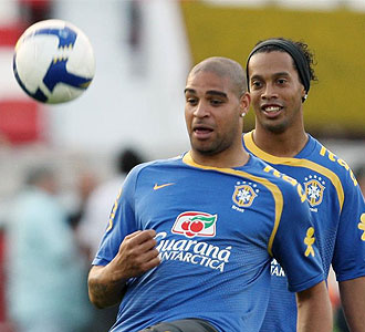 Adriano y Ronaldinho en un reciente entrenamiento de la canarinha.