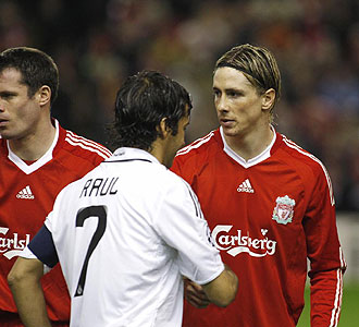 Fernando Torres se saluda con Raúl antes del Liverpool-Real Madrid.
