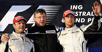Brawn abraza a Barrichello y Button en Australia.