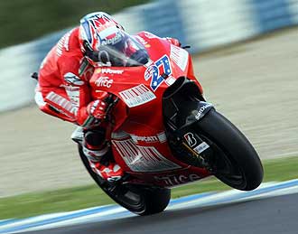 Casey Stoner se entrena con su Ducati en Jerez.