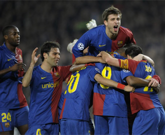 Los jugadores del Barcelona celebran uno de los tantos que les dio el pase ante el Lyon.