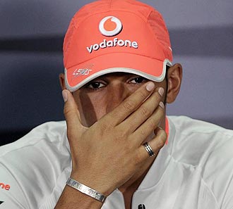 Lewis Hamilton, con lgrimas en los ojos en una conferencia de prensa en Sepang.