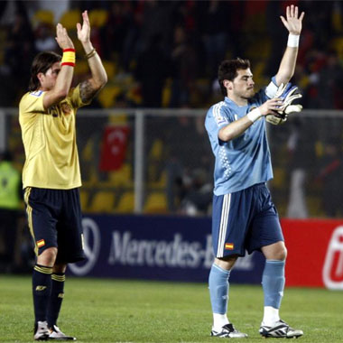 Casillas y Ramos despus del partido frente a Turqua