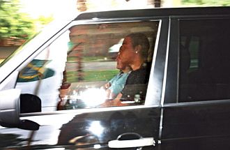 Adriano es fotografiado en Brasil con su coche.