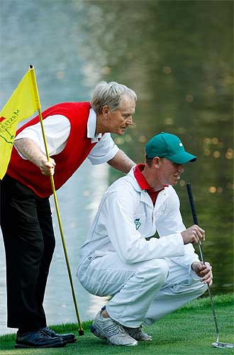 Jack Nicklaus y su 'caddie' durante un momento del Masters de Augusta