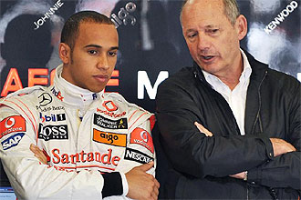 Hamilton y Ron Dennis hablan en el box de McLaren