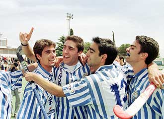 Los jugadores del Egara celebran un triunfo del equipo blanquiazul en una foto de archivo