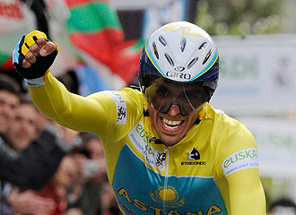 Alberto Contador celebra su victoria en la Vuelta al Pas Vasco