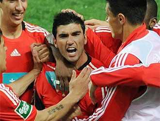 Reyes es abrazado por sus compaeros tras marcar un gol con el Benfica