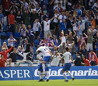 Los jugadores del Tenerife, en la imagen se ve a Nino, Richi y Ricardo, celebran con su aficin uno de los cinco goles marcados al Levante