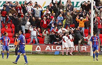 Piti y sus compaeros celebran el gol del Rayo con los aficionados que se desplazaron desde Madrid a Huesca