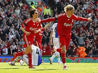 Torres y Benayoun celebrando un gol