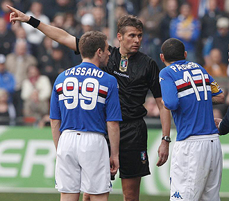 Roberto Rosetti durante un partido del Calcio