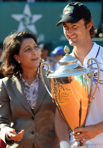Juan Carlos Ferrero posa con el trofeo de campen en Casablanca.