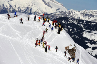 Grupo de esquiadores en los Alpes franceses