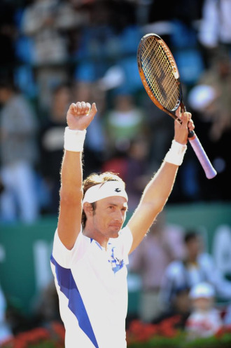 Juan Carlos Ferrero levanta los brazos tras ganar la final en Casablanca.