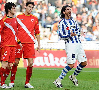 Abreu se lamenta, en presencia de Gallardo y Fali, de una de las muchas ocasiones falladas por la Real Sociedad ante el Sevilla Atltico