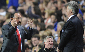 Rafa Bentez y Guss Hiddink durante el choque en Stamford Bridge.